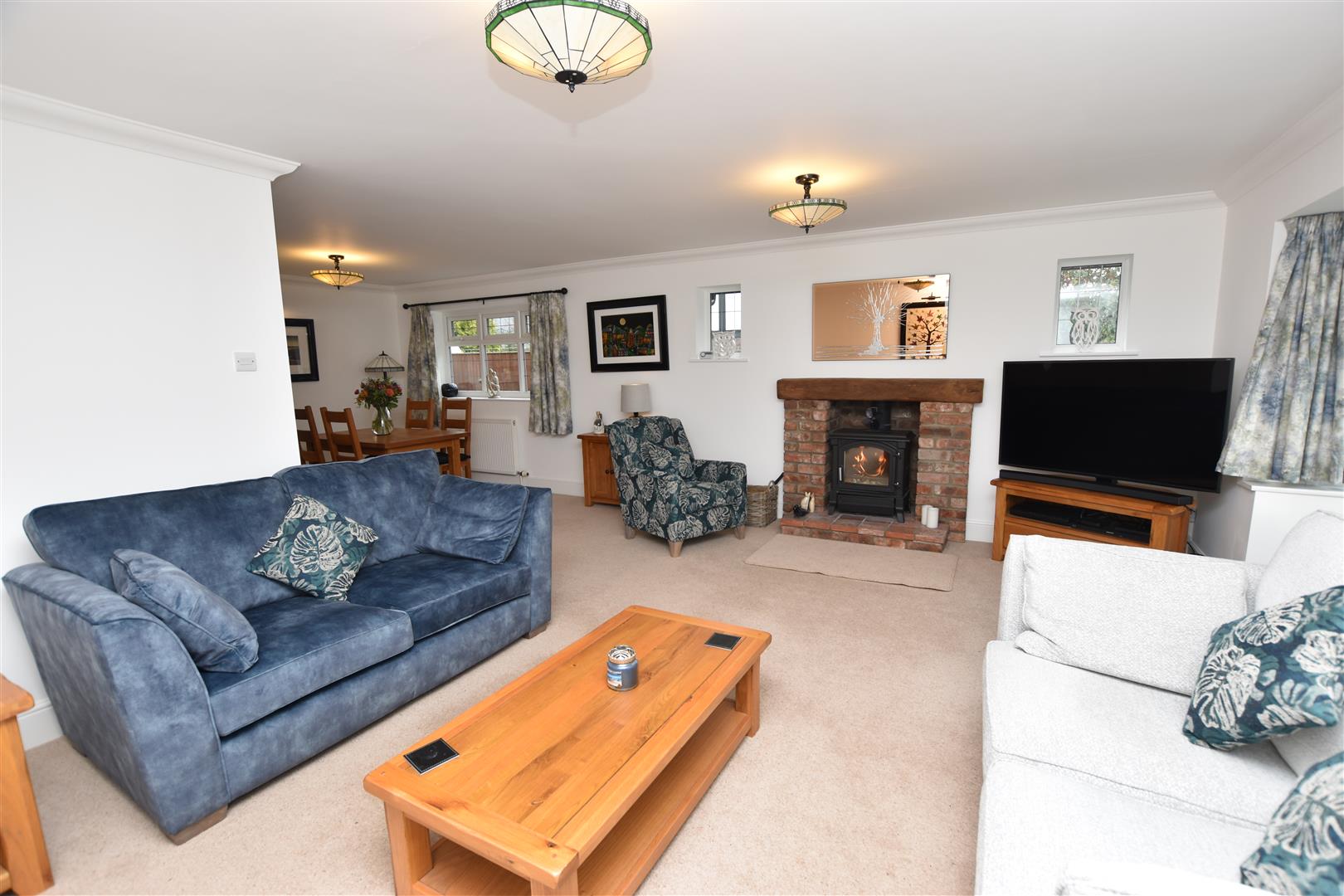 LOUNGE/DINING ROOM